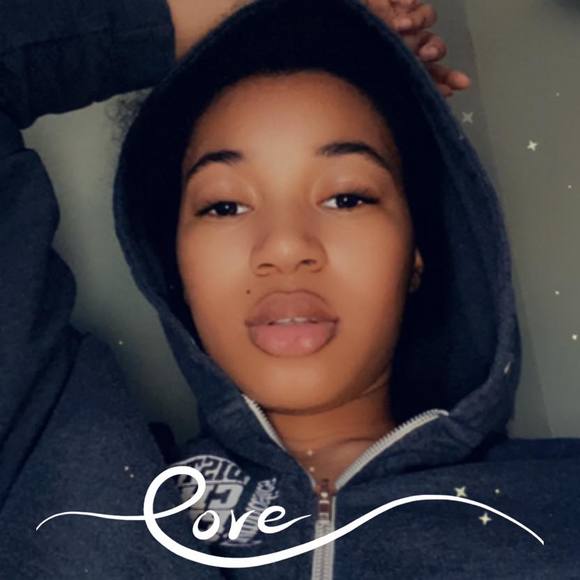 Profile Picture of Samona Boo (@unicornsam6) on Poshmark