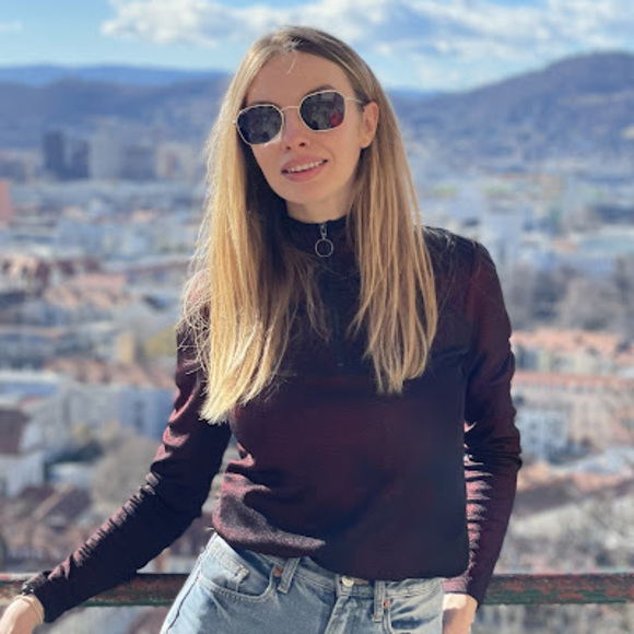 Profile Picture of Daria Dronova (@dariadronova) on Poshmark