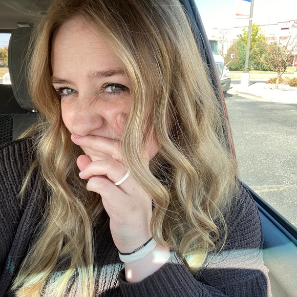 Profile Picture of Erin Walsh (@erinbearrn) on Poshmark