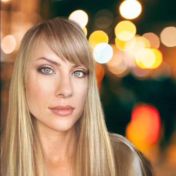 Profile Picture of Erin Ragain (@theonlylonglady) on Poshmark