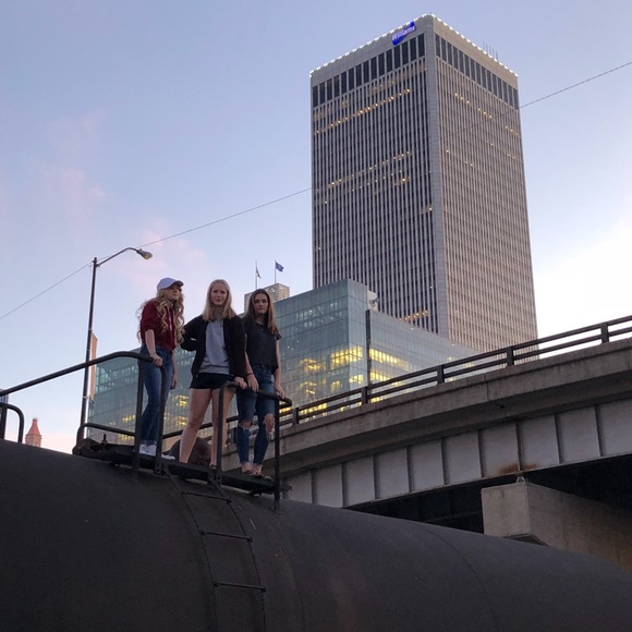 Profile Picture of Gillian Quellar (@gillibeanq) on Poshmark