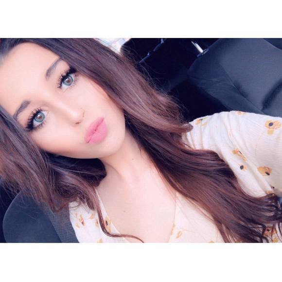Profile Picture of Kayland Stempien (@kaylandashleyy) on Poshmark
