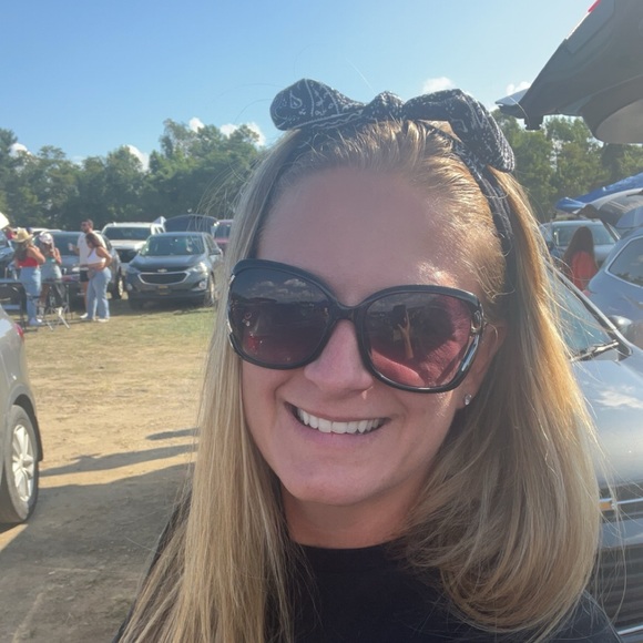 Profile Picture of Kayla Sanoski (@ksanoski2) on Poshmark