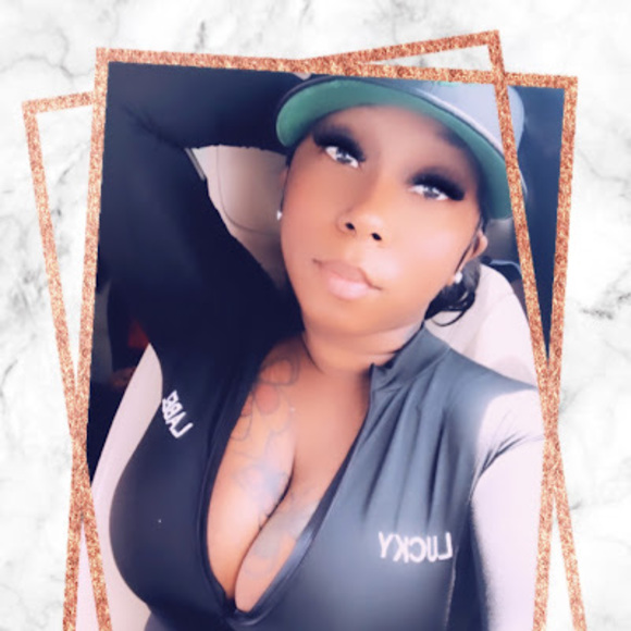 Profile Picture of Shawna Bell (@shawnajrbell) on Poshmark