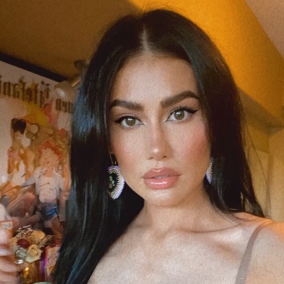 Profile Picture of Constance Hazlett (@constaaance) on Poshmark