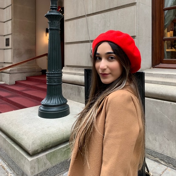 Profile Picture of Zeynura K (@zeexoxo_) on Poshmark