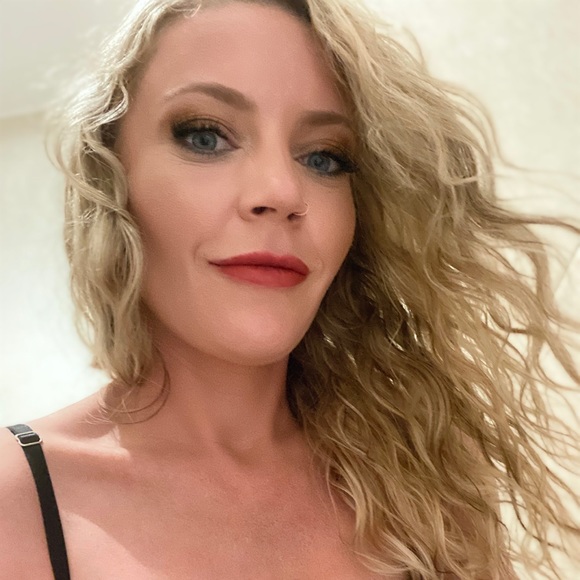 Profile Picture of Megan Loriaux (@meganloriaux) on Poshmark