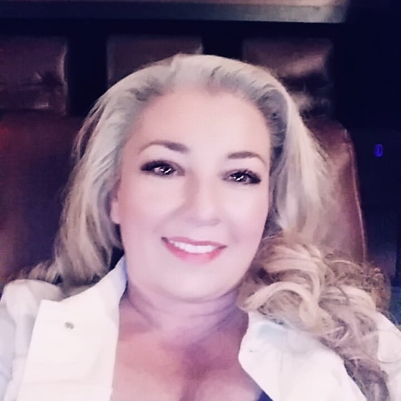 Profile Picture of Amy Burks (@alburks) on Poshmark