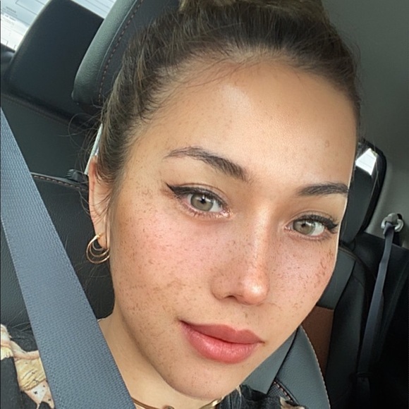 Profile Picture of Herlina Herlina (@lina210791) on Poshmark