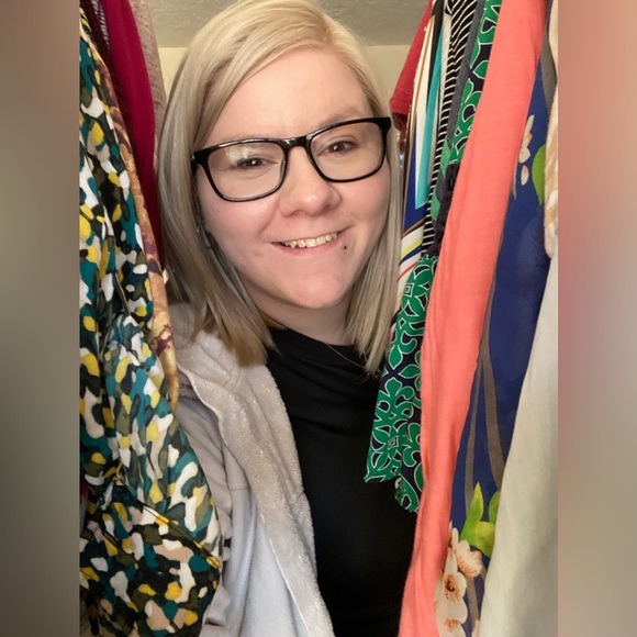 Profile Picture of Bobbi True (@bobbitrue) on Poshmark