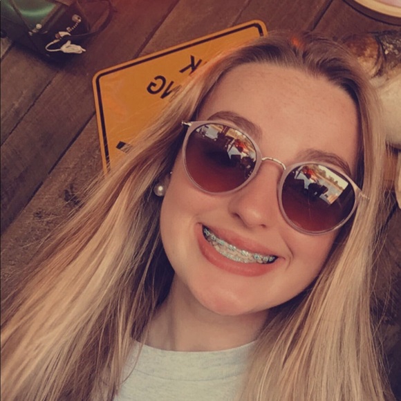 Profile Picture of Olivia Oetjen (@oliviaoetjen) on Poshmark