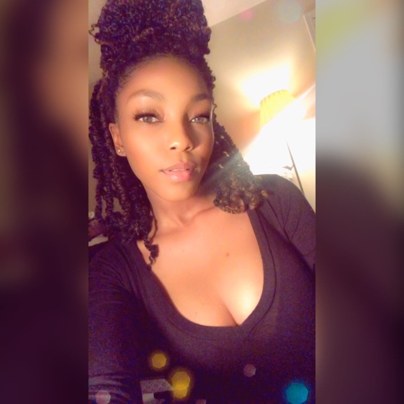 Profile Picture of Chrissy Audies (@caudies) on Poshmark