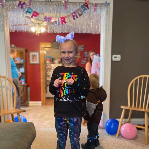 Profile Picture of Tonni Stempien (@teamzoey) on Poshmark