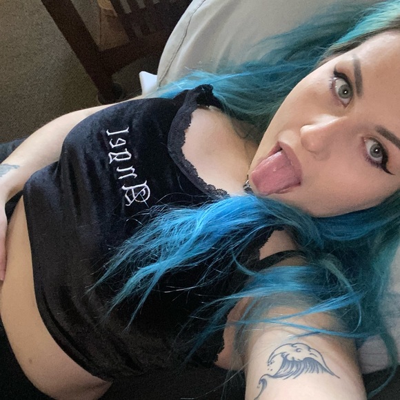 Profile Picture of Chelse Stoeger (@cupcaxx) on Poshmark