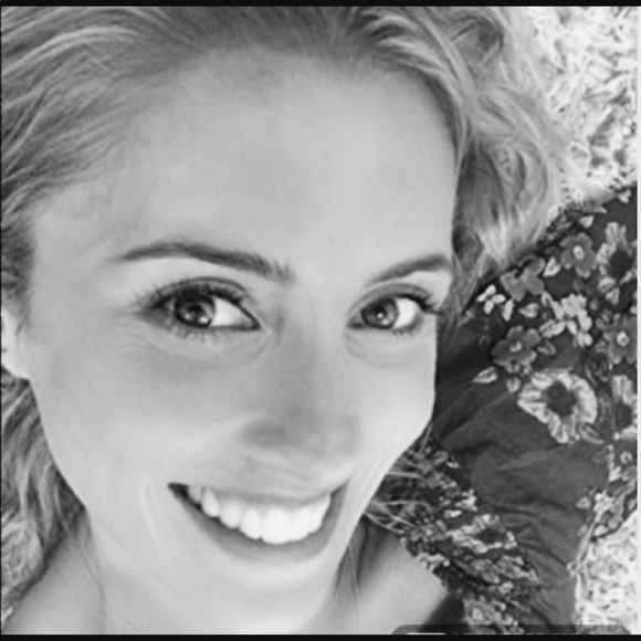 Profile Picture of Andressa Colombo (@dessa12) on Poshmark