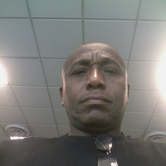 Profile Picture of Jeffrey Beeks (@jeffbeeks) on Poshmark