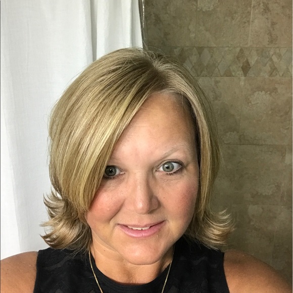 Profile Picture of Laura Waldron (@lhw12345) on Poshmark