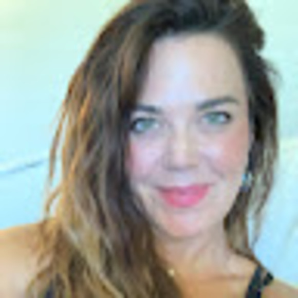 Profile Picture of Kelly Simon (@kellyrsimon) on Poshmark