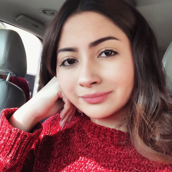 Profile Picture of Angie Guzman (@angieguzmann_) on Poshmark