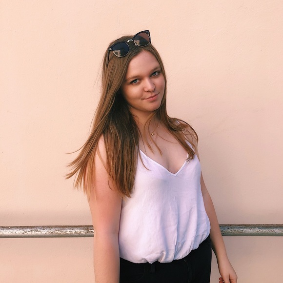 Molly Dashney - Poshmark Profile Picture of Molly Dashney (@mollygdash15) on Poshmark