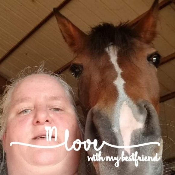 Profile Picture of Bobbie Winters (@bobbiewinters) on Poshmark