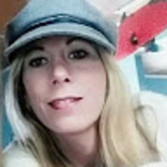 Profile Picture of Crystal Bennett (@ccbennett78) on Poshmark