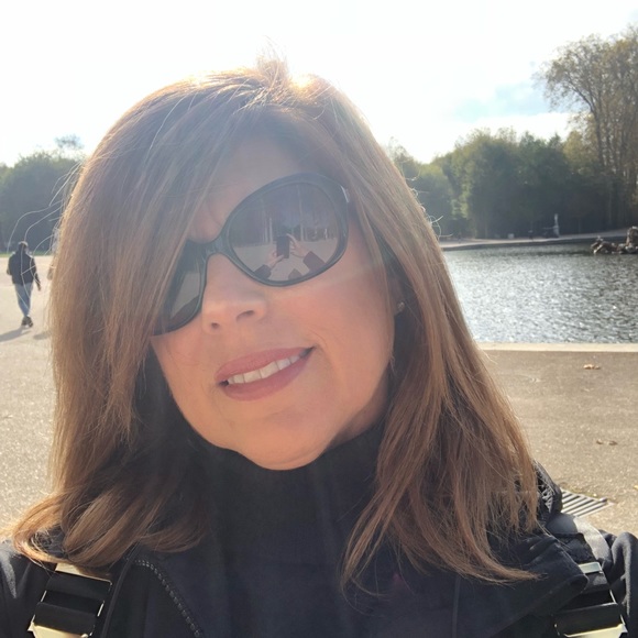 Profile Picture of Lynn Schutter (@lynnschutter) on Poshmark