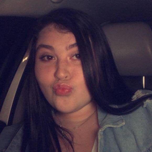 Profile Picture of Mackenzie Beeching (@kenzieebeeching) on Poshmark