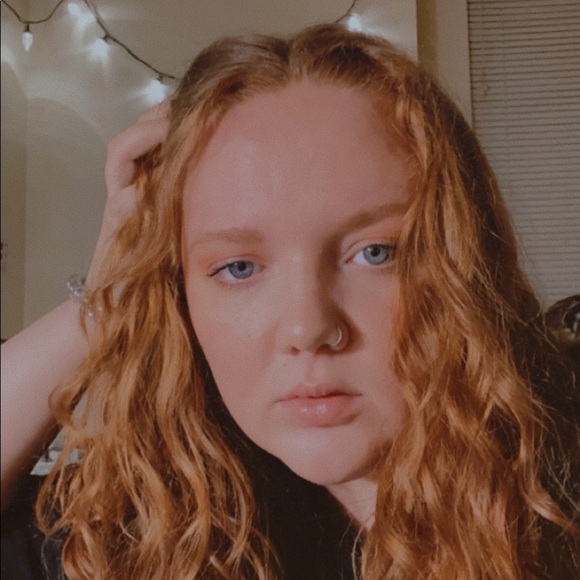Profile Picture of Ellie Kewitsch (@elliekewitsch) on Poshmark
