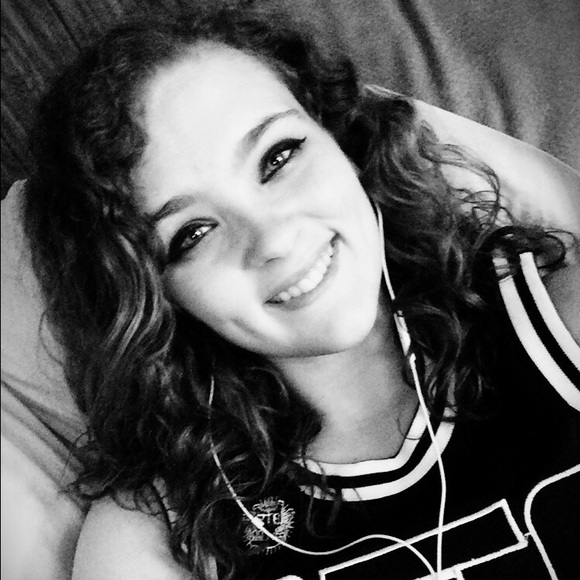 Profile Picture of Katelyn Brook (@kay_b17) on Poshmark