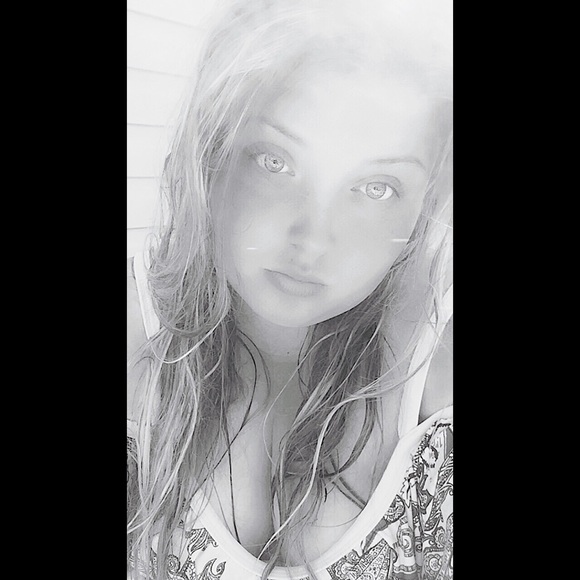 Profile Picture of Amber Roberts (@amberroberts328) on Poshmark
