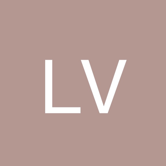 Profile Picture of Lola Vinhateiro (@lola_vinhateiro) on Poshmark