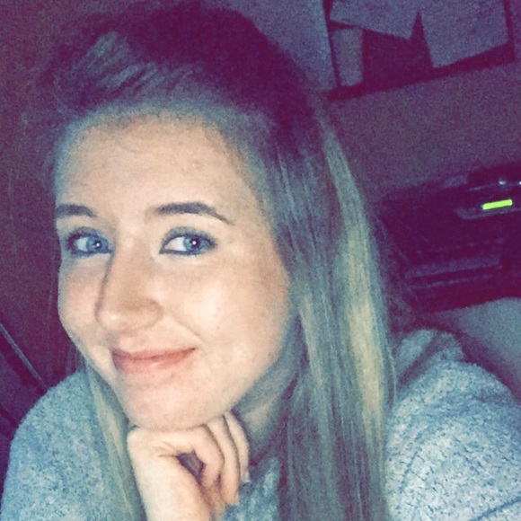 Profile Picture of Sydney Pluhacek (@sydd020) on Poshmark