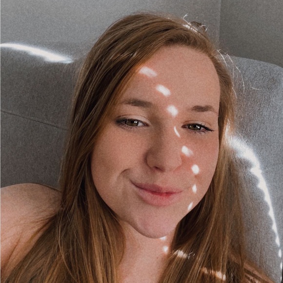 Profile Picture of Emma Schoepf (@emma_schoepf) on Poshmark