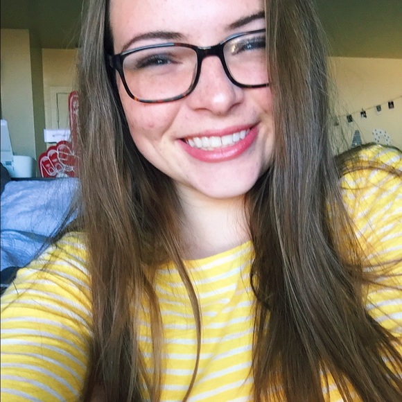 Profile Picture of Alexis Darling (@darlingalexis) on Poshmark