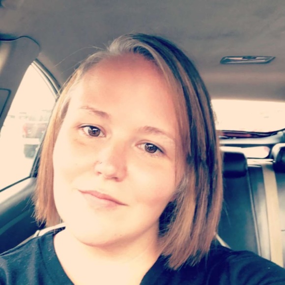 Profile Picture of Leslie Eavey (@leslieeavey) on Poshmark