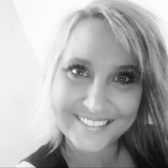 Profile Picture of Elizabeth Novotny (@eliz874) on Poshmark