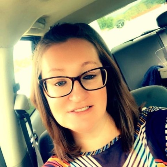Profile Picture of Nicole Vanmeter (@nicolevanmeter) on Poshmark