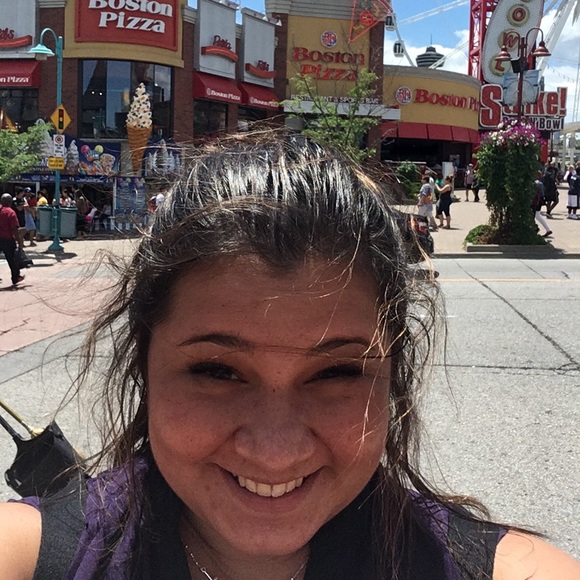 Profile Picture of Geraldine Serrano (@gserrano_16) on Poshmark