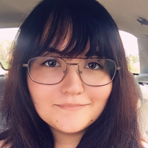 Profile Picture of Emily Salvinski (@emilys9418) on Poshmark