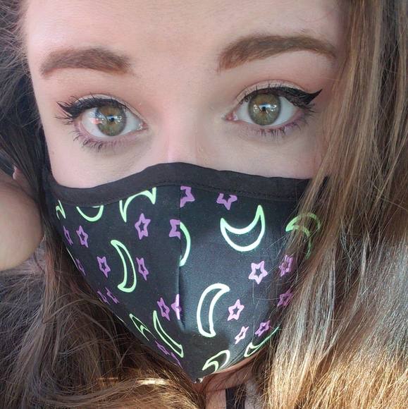 Profile Picture of Chelsea Blogna (@blognalovesyou) on Poshmark