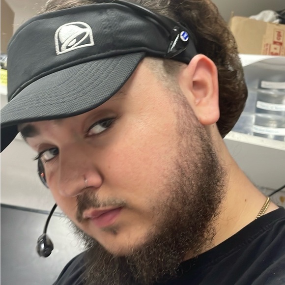 Profile Picture of Luis Aranda (@lilcris806) on Poshmark