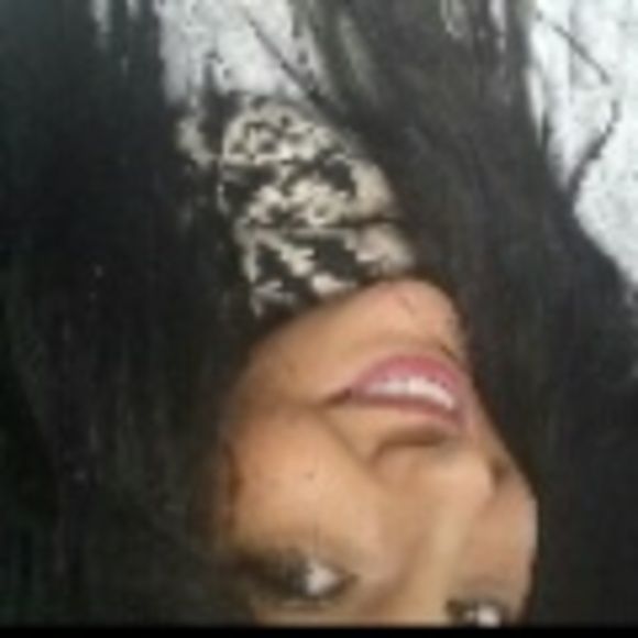 Profile Picture of Shraya Marletta (@skarina0001) on Poshmark