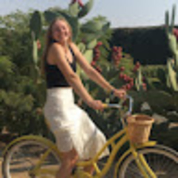 Ellie Feistel - Poshmark Profile Picture of Ellie Feistel (@handmaidhope) on Poshmark