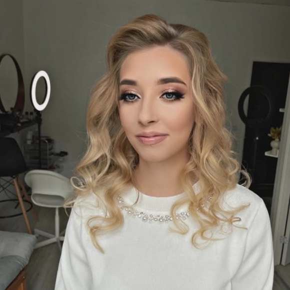 Profile Picture of Katie Hoggarth (@katiehoggarth) on Poshmark