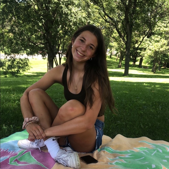 Profile Picture of Olivia Litynski (@olivialitynski) on Poshmark