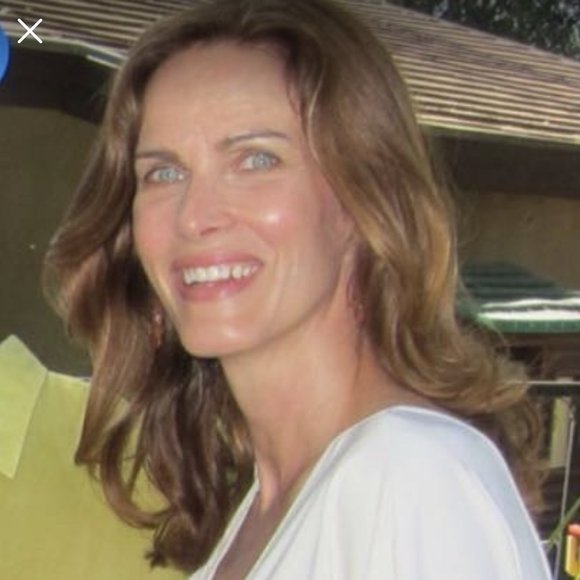 Profile Picture of Bobbi Chinlund (@getbobbi) on Poshmark