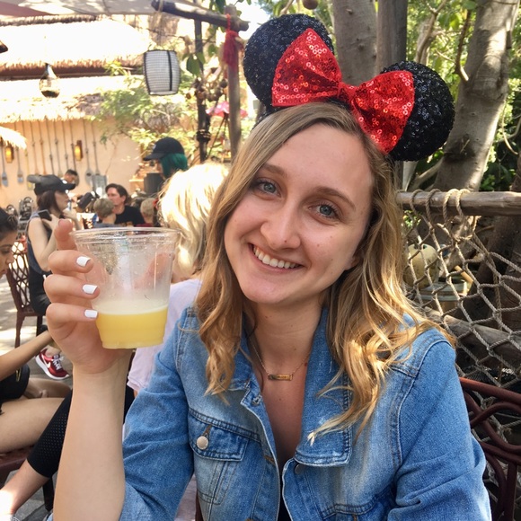 Profile Picture of Kristina Niederer (@kristinour) on Poshmark