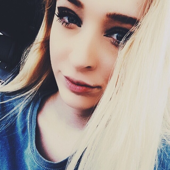 Profile Picture of Olivia Baldwin (@oliviacbaldwin) on Poshmark