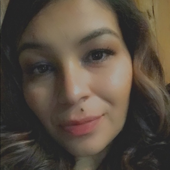 Profile Picture of Adriana Roa (@adrianaroa) on Poshmark